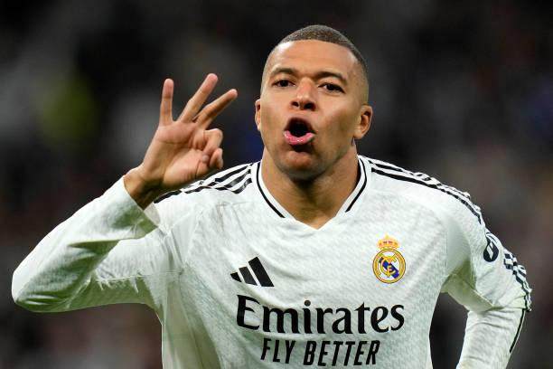 【现场】帽子戏法摧毁曼城！姆总闪耀伯纳乌四亿齐飞