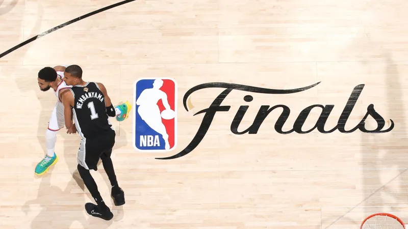 世俱杯买球网站-互不相让!NBA官方晒文班亚马今日与唐斯的俯视角对位照片